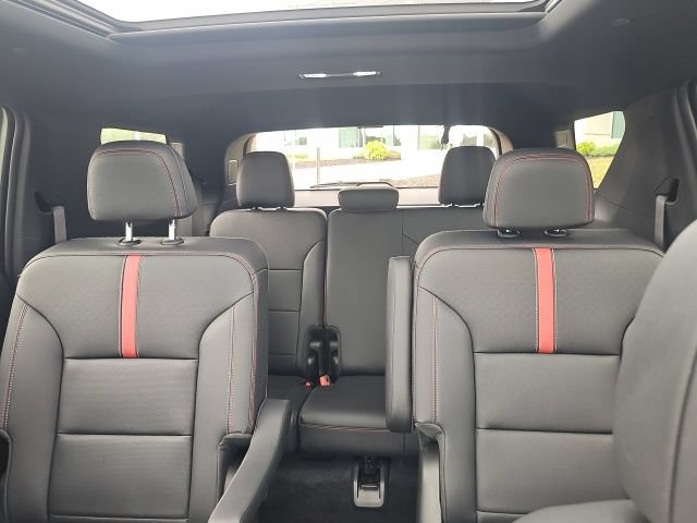 Used 2024 Chevrolet Traverse RS FWD image 38