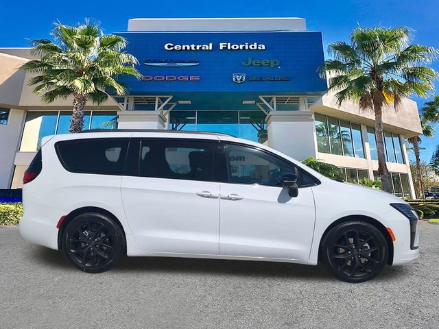 New 2027 Chrysler Pacifica Limited FWD image 4