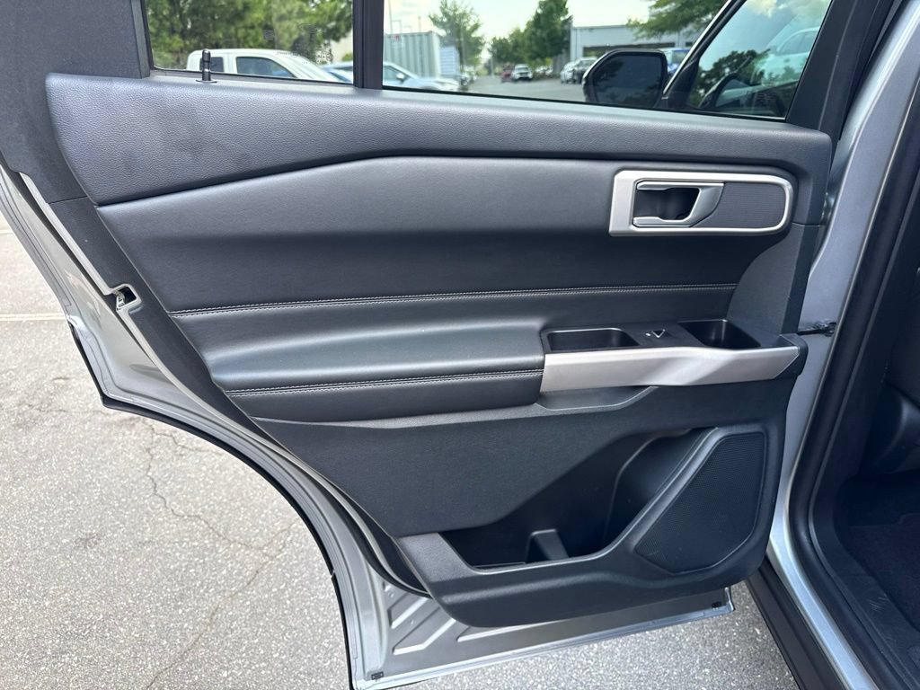 Used 2023 Ford Explorer XLT AWD/4WD image 32