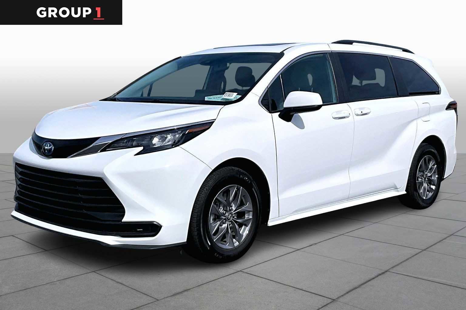 Used 2025 Toyota Sienna LE w/ LE Plus Package image 1
