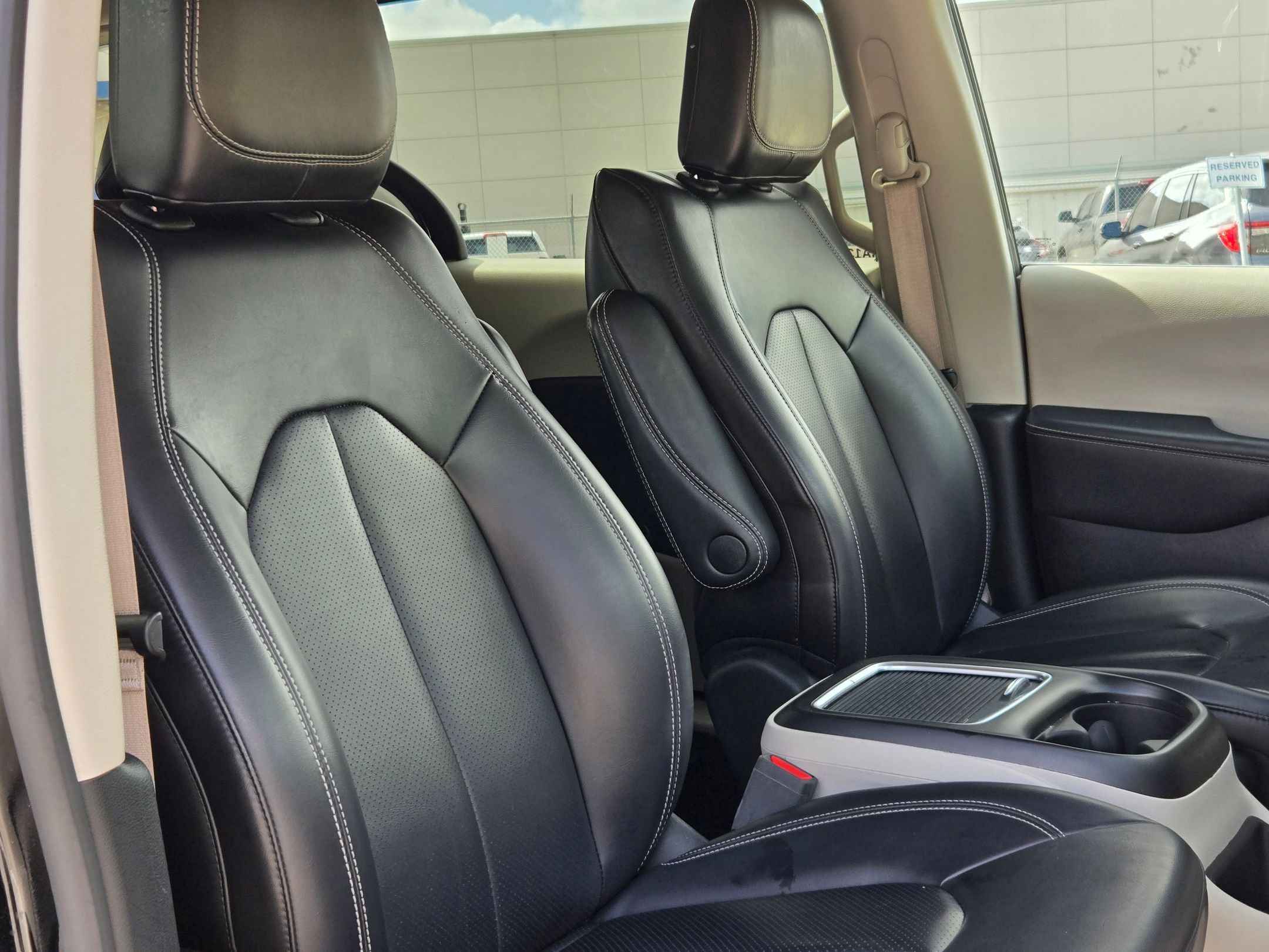 Used 2023 Chrysler Pacifica Touring-L image 29