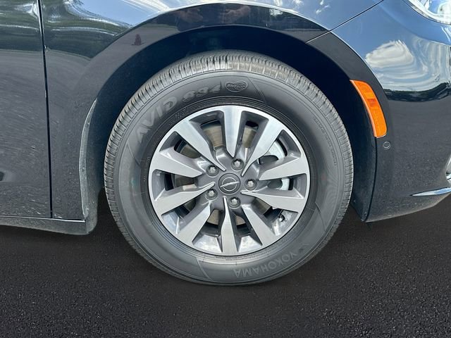 Used 2025 Chrysler Pacifica Select w/ Uconnect Theater Family Group FWD image 33