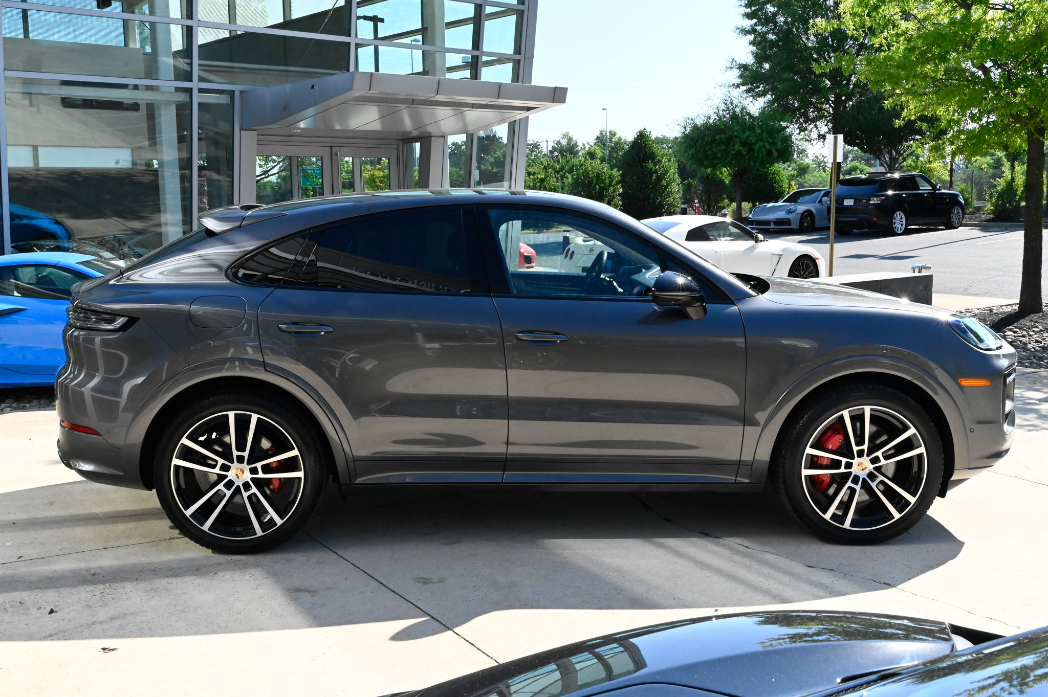 Used 2025 Porsche Cayenne S AWD/4WD image 4