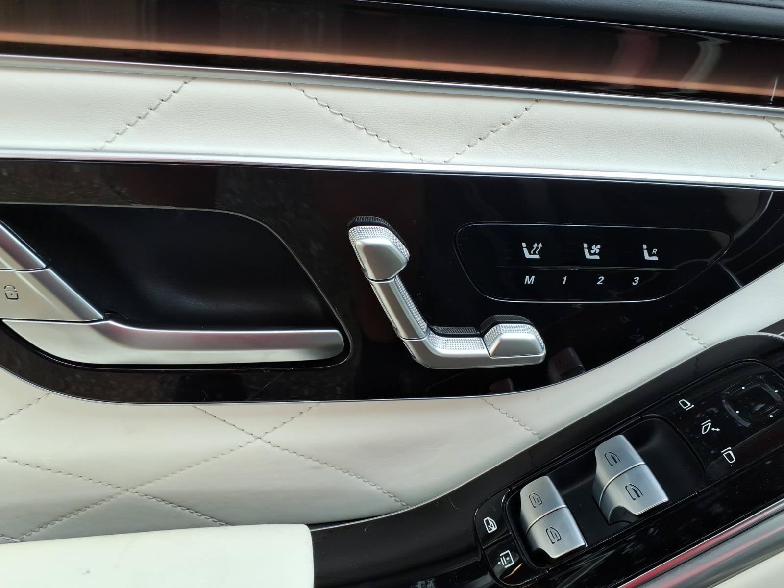 Used 2022 Mercedes-Benz S 580 4MATIC Sedan w/ AMG Line Package image 21