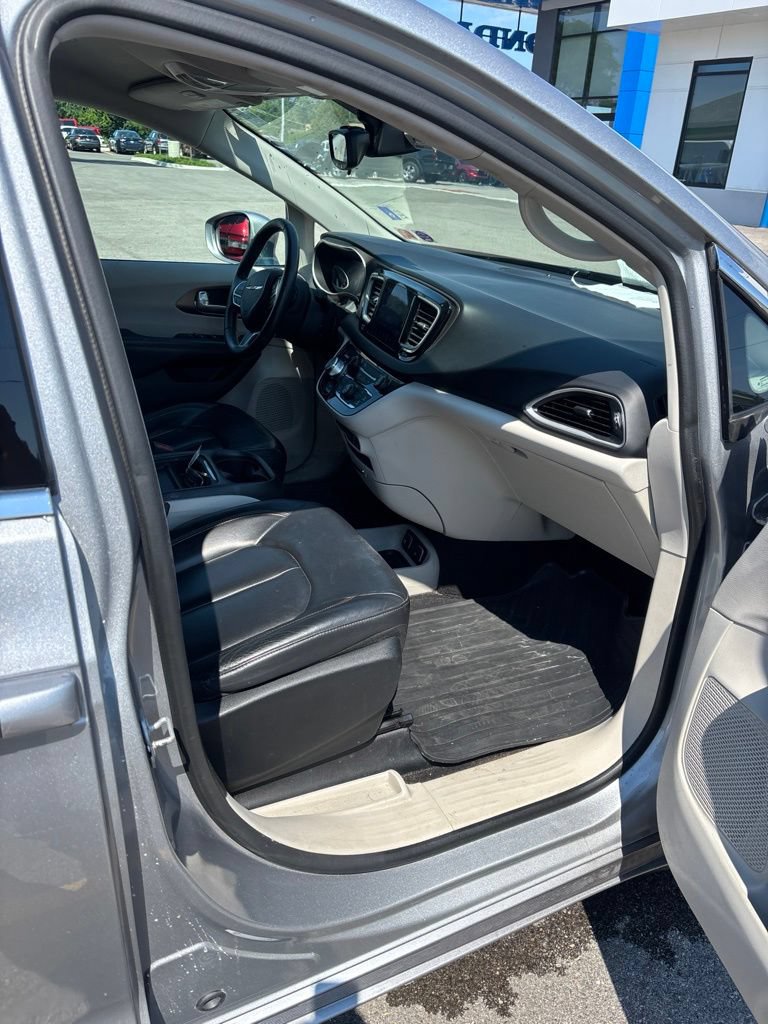 Used 2017 Chrysler Pacifica Touring-L FWD image 13