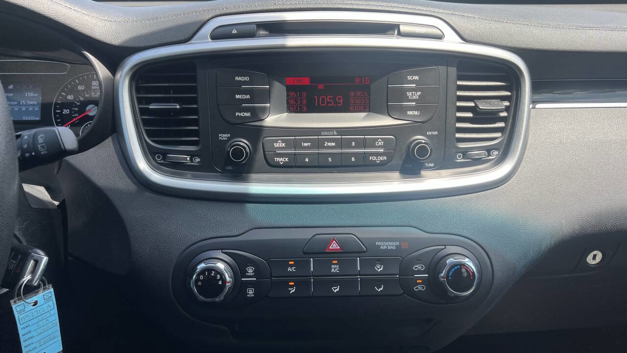 Used 2017 Kia Sorento L image 16