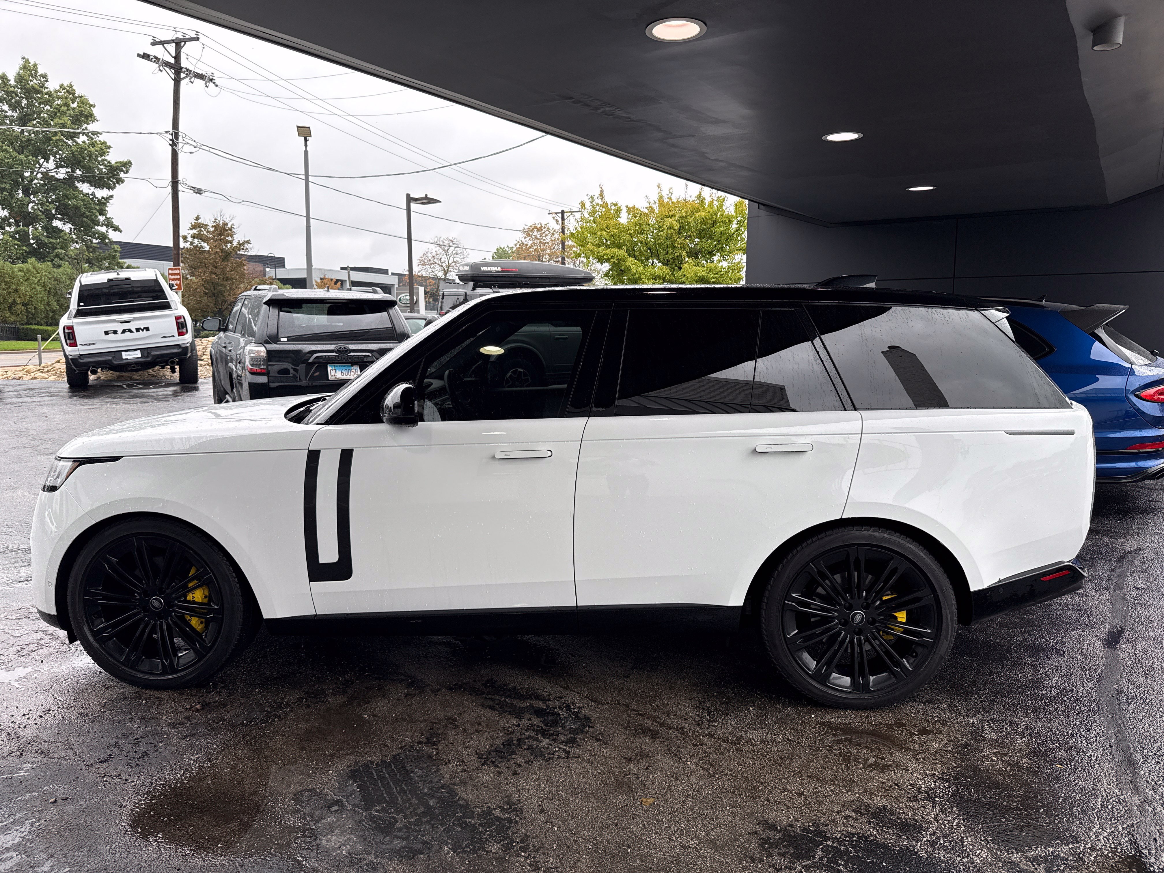 Used 2022 Land Rover Range Rover SE AWD/4WD image 2