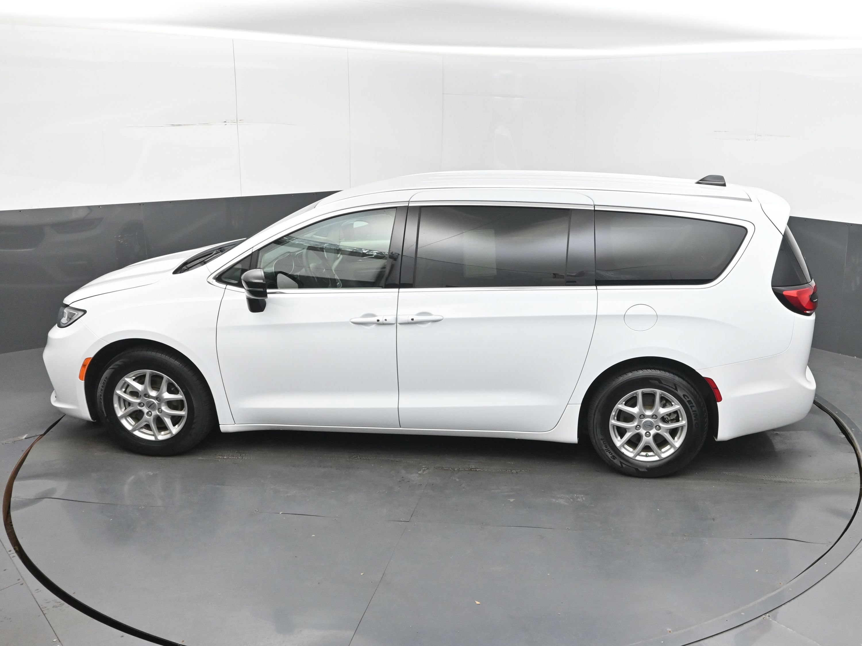 Used 2024 Chrysler Pacifica Touring-L FWD image 30