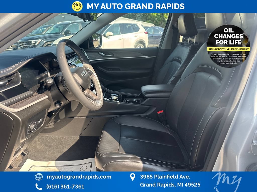 Used 2023 Jeep Grand Cherokee L Limited w/ Luxury Tech Group II AWD/4WD image 9