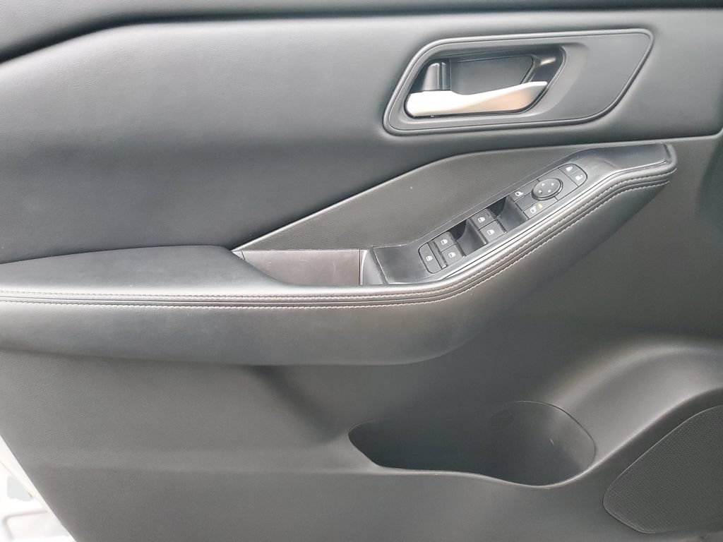 Used 2024 Nissan Rogue SV FWD image 18