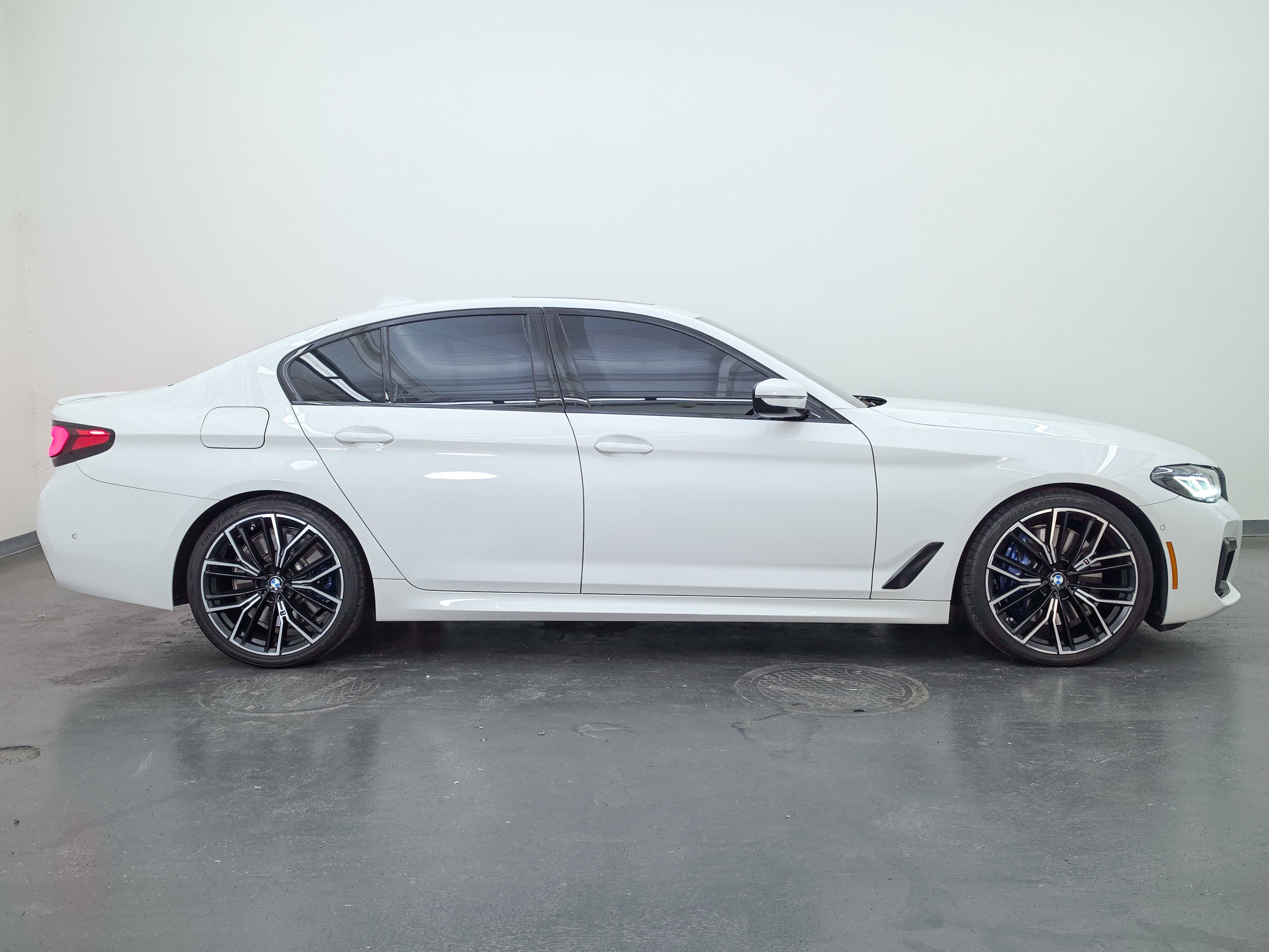 Used 2022 BMW M550i xDrive w/ Premium Package AWD/4WD image 2