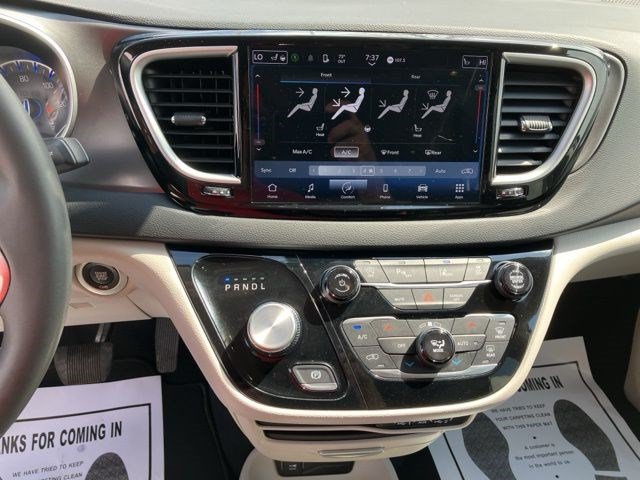 Used 2024 Chrysler Pacifica Touring-L FWD image 18