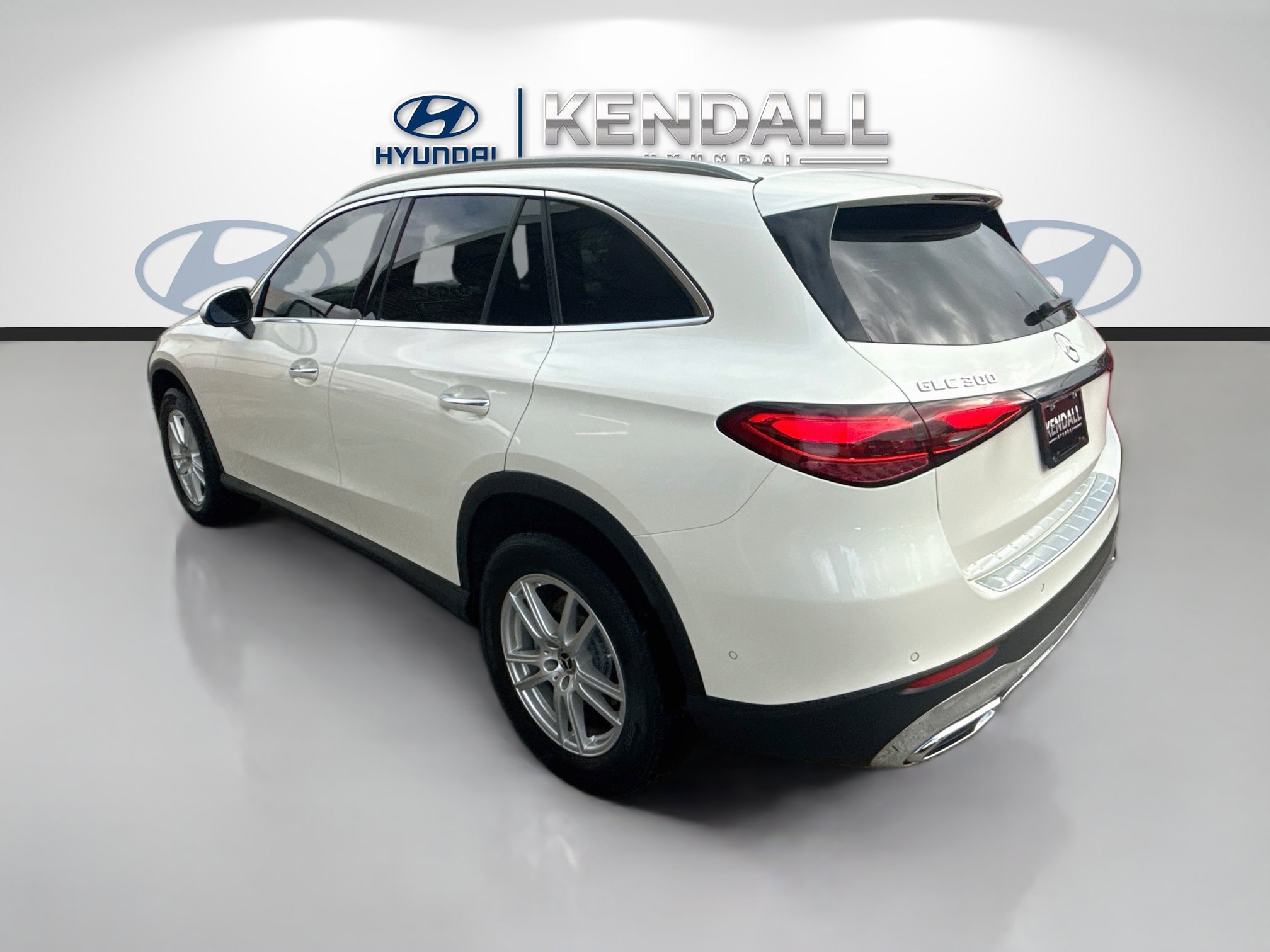 Used 2023 Mercedes-Benz GLC 300 w/ Exclusive Trim Package image 4