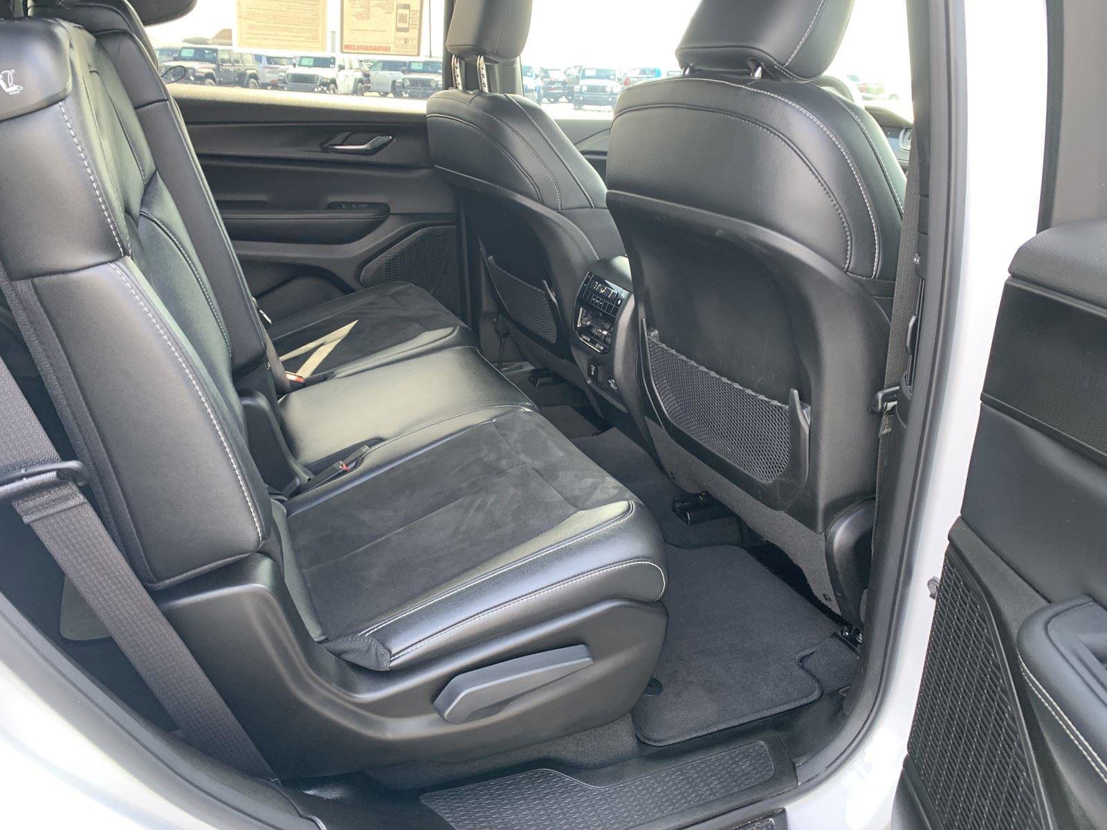 Used 2024 Jeep Grand Cherokee L Altitude image 12