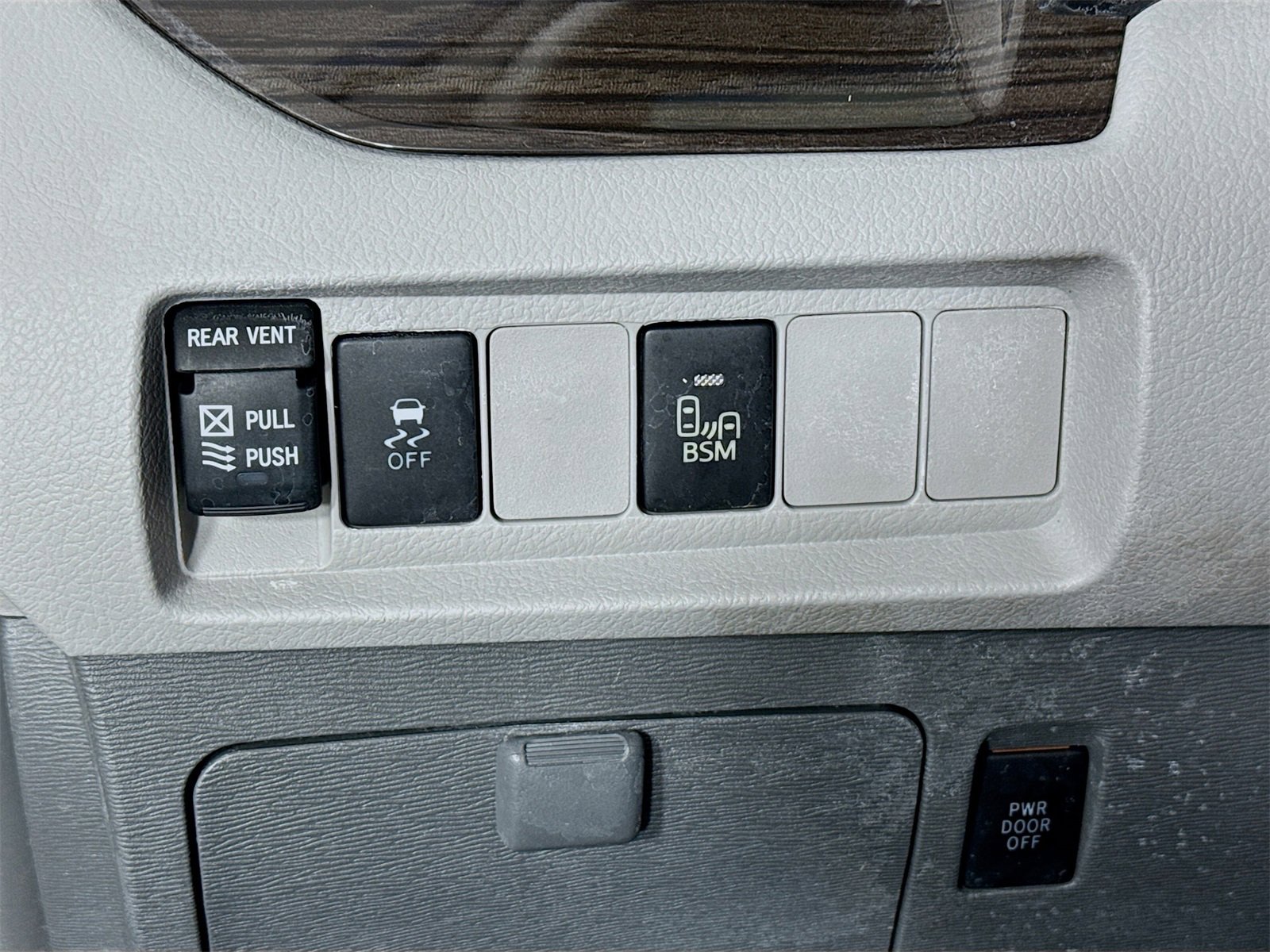 Used 2017 Toyota Sienna XLE image 11