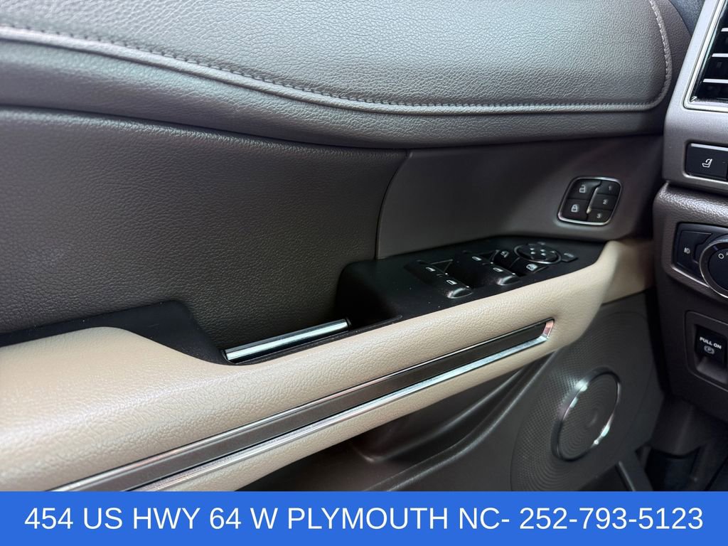 Used 2019 Ford Expedition XLT w/ Equipment Group 202A AWD/4WD image 17