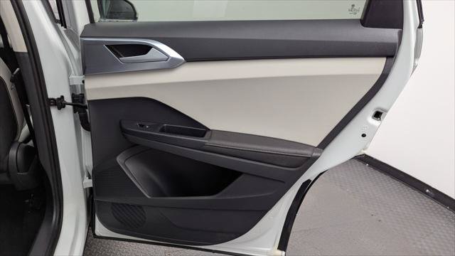 Used 2025 Volkswagen Taos SE w/ Panoramic Sunroof Package FWD image 19