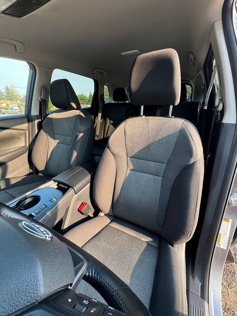 Used 2025 Nissan Rogue SV FWD image 34