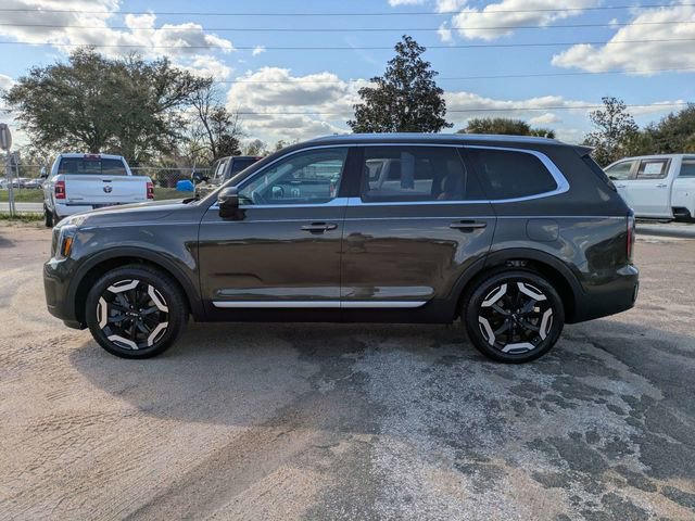 Used 2024 Kia Telluride EX w/ EX Captain's Chair Package image 7