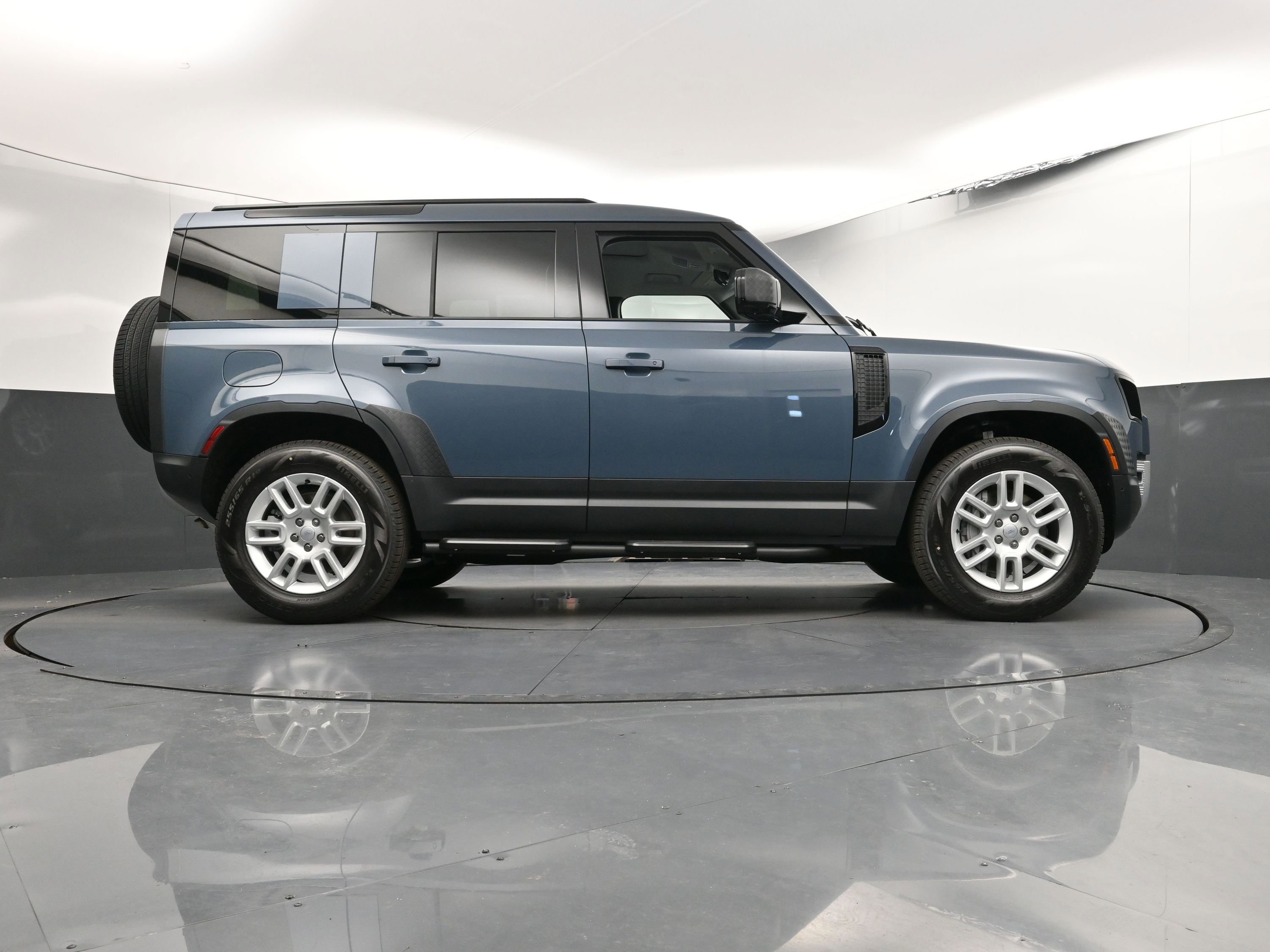 Used 2025 Land Rover Defender 110 S image 28