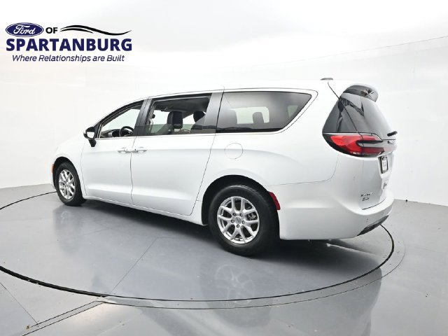 Used 2023 Chrysler Pacifica Touring-L FWD image 5