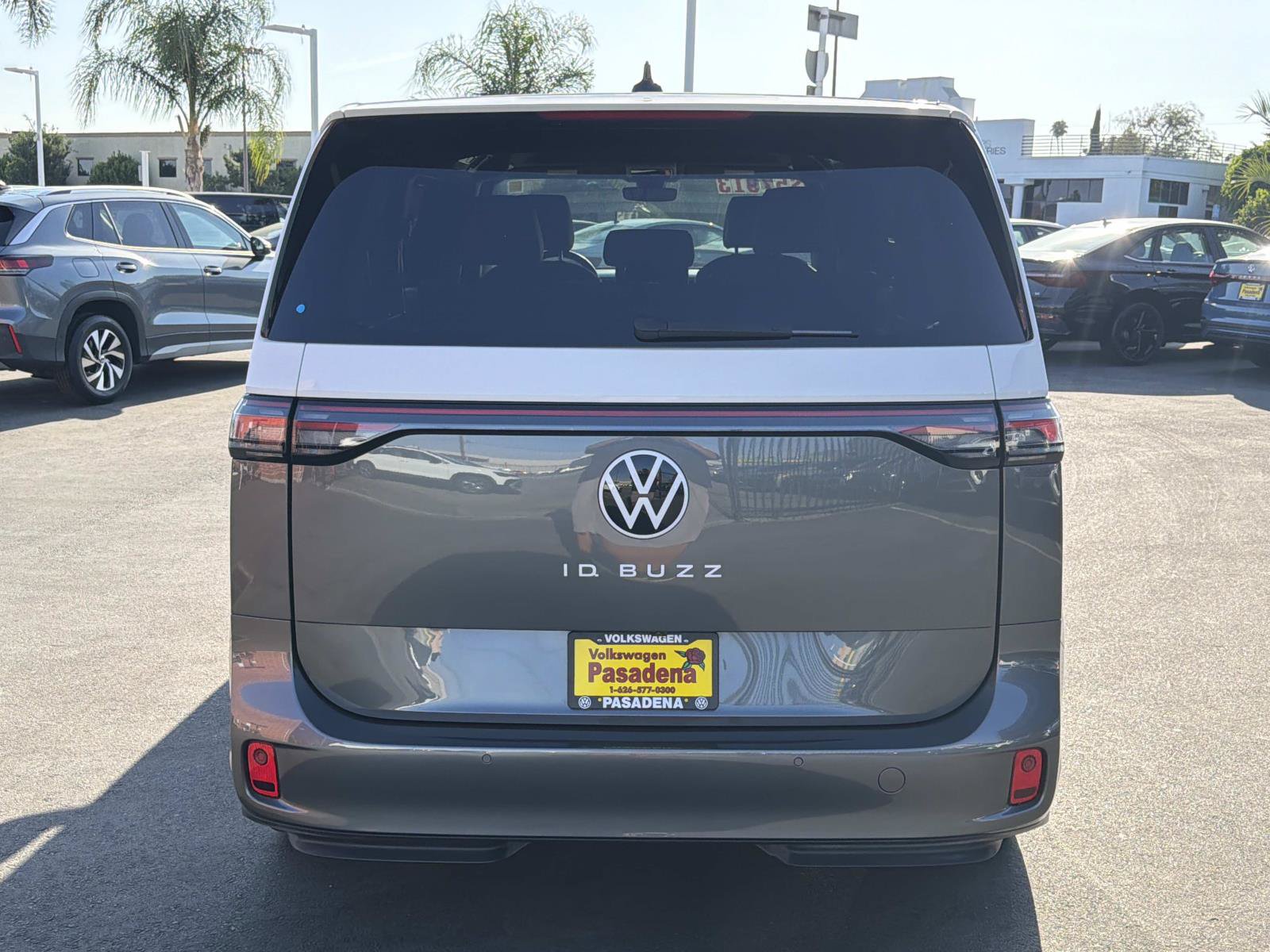 Certified 2025 Volkswagen ID. Buzz Pro S w/ Cupholders Package RWD image 4