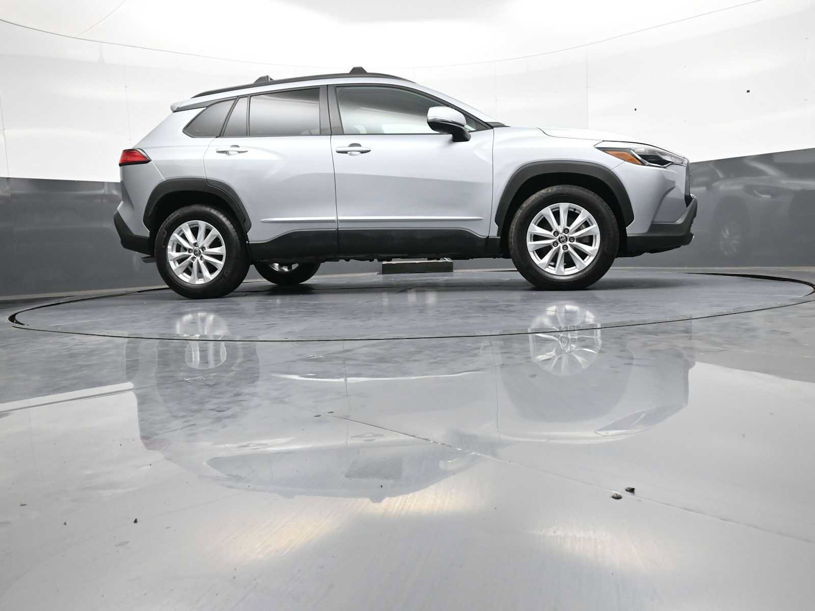 Used 2024 Toyota Corolla Cross LE w/ Moonroof Package AWD/4WD image 27