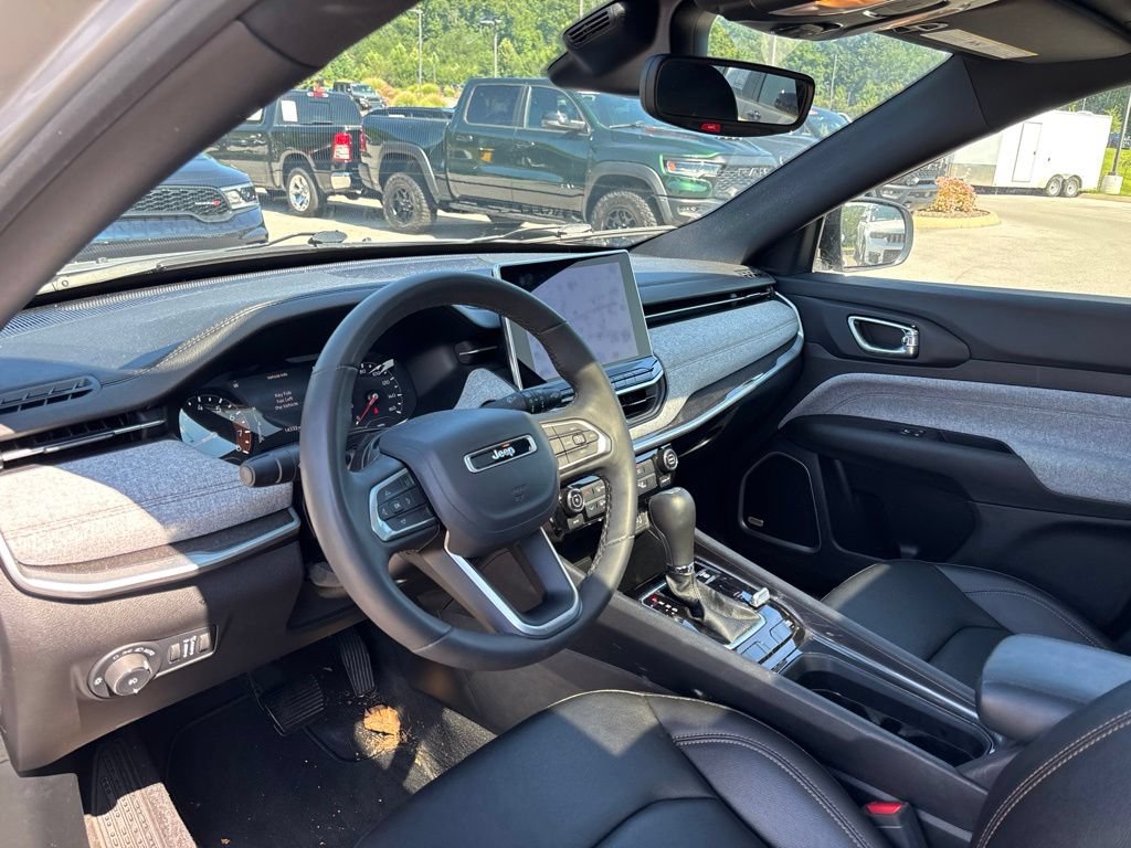 Used 2024 Jeep Compass Latitude w/ Sun and Sound Group AWD/4WD image 7