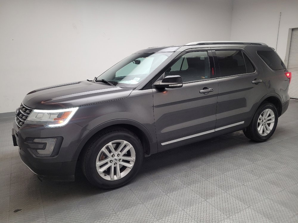 Used 2017 Ford Explorer XLT w/ Equipment Group 202A image 2