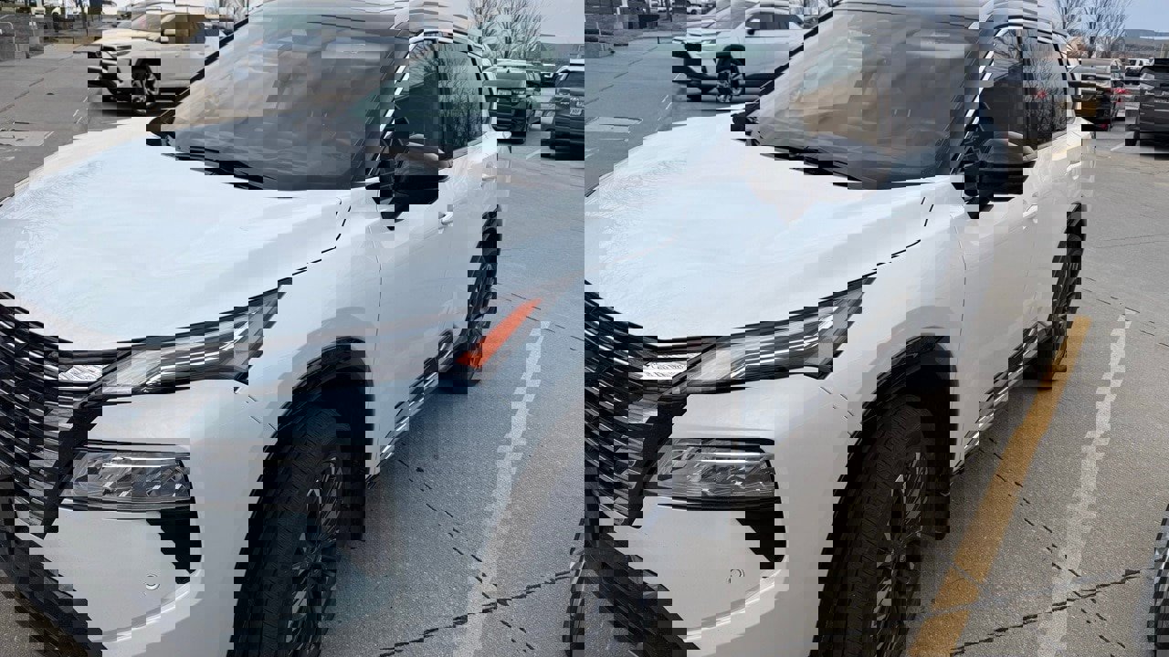 Used 2024 Nissan Rogue Platinum w/ Platinum Premium Package image 2