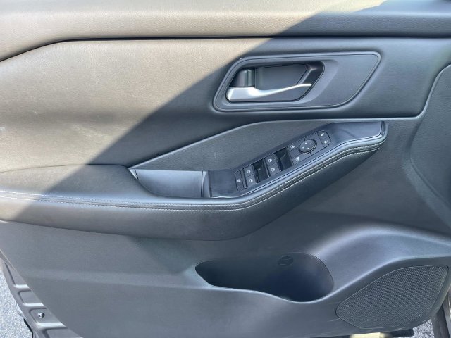 Used 2025 Nissan Rogue SV AWD/4WD image 27