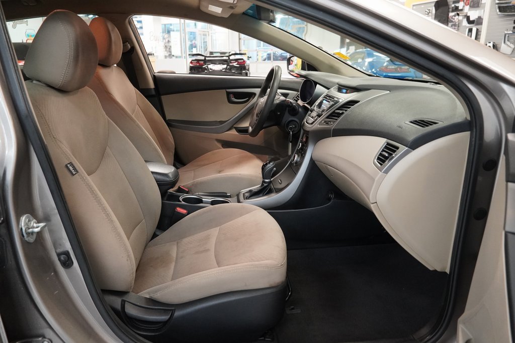Used 2015 Hyundai Elantra SE image 30