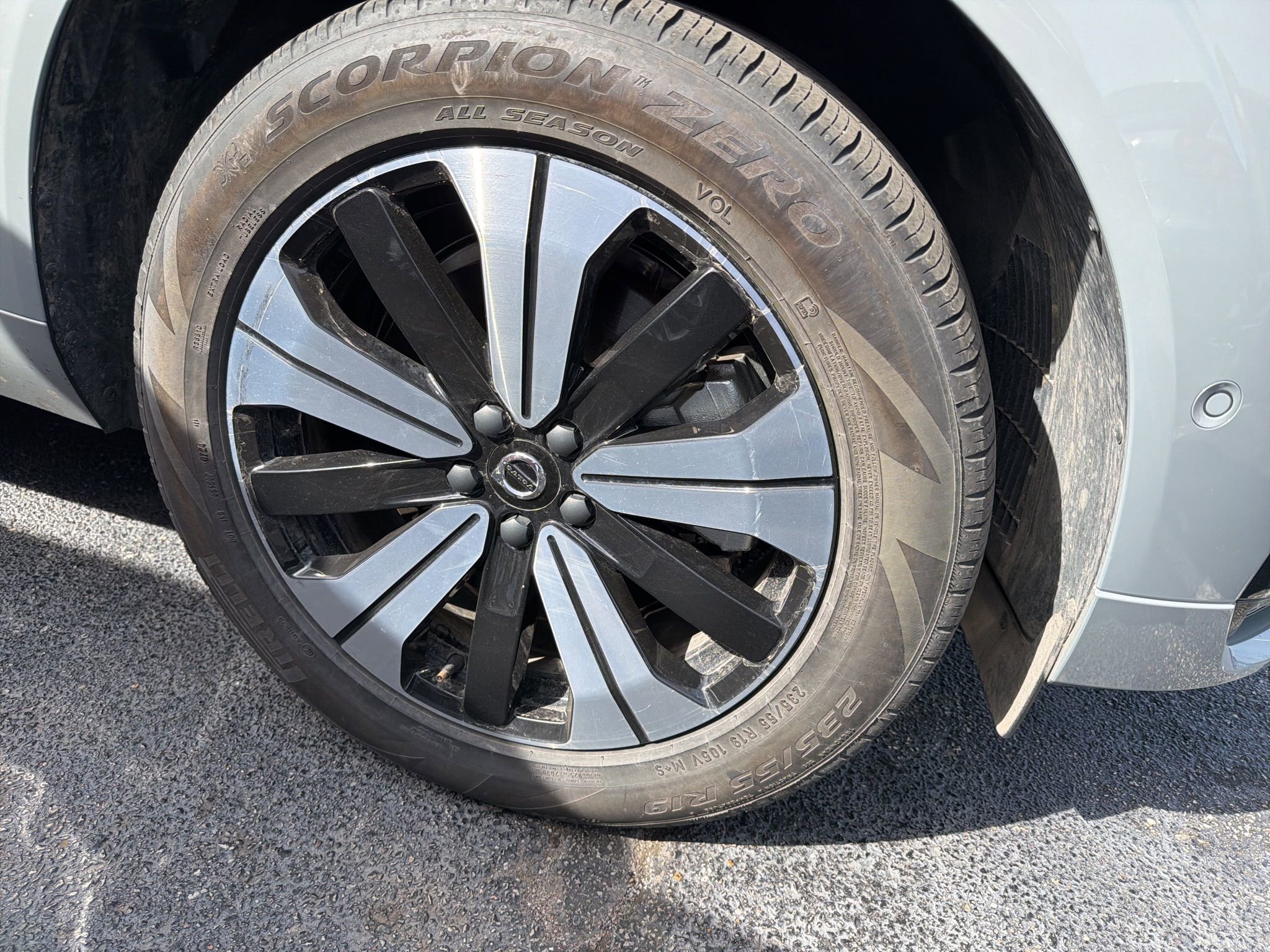 Used 2024 Volvo XC60 T8 Plus w/ Protection Package Premier image 4