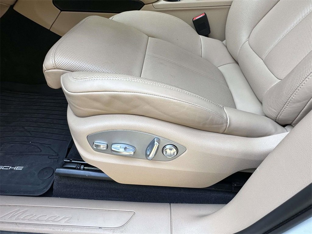 Certified 2025 Porsche Macan Turbo image 6