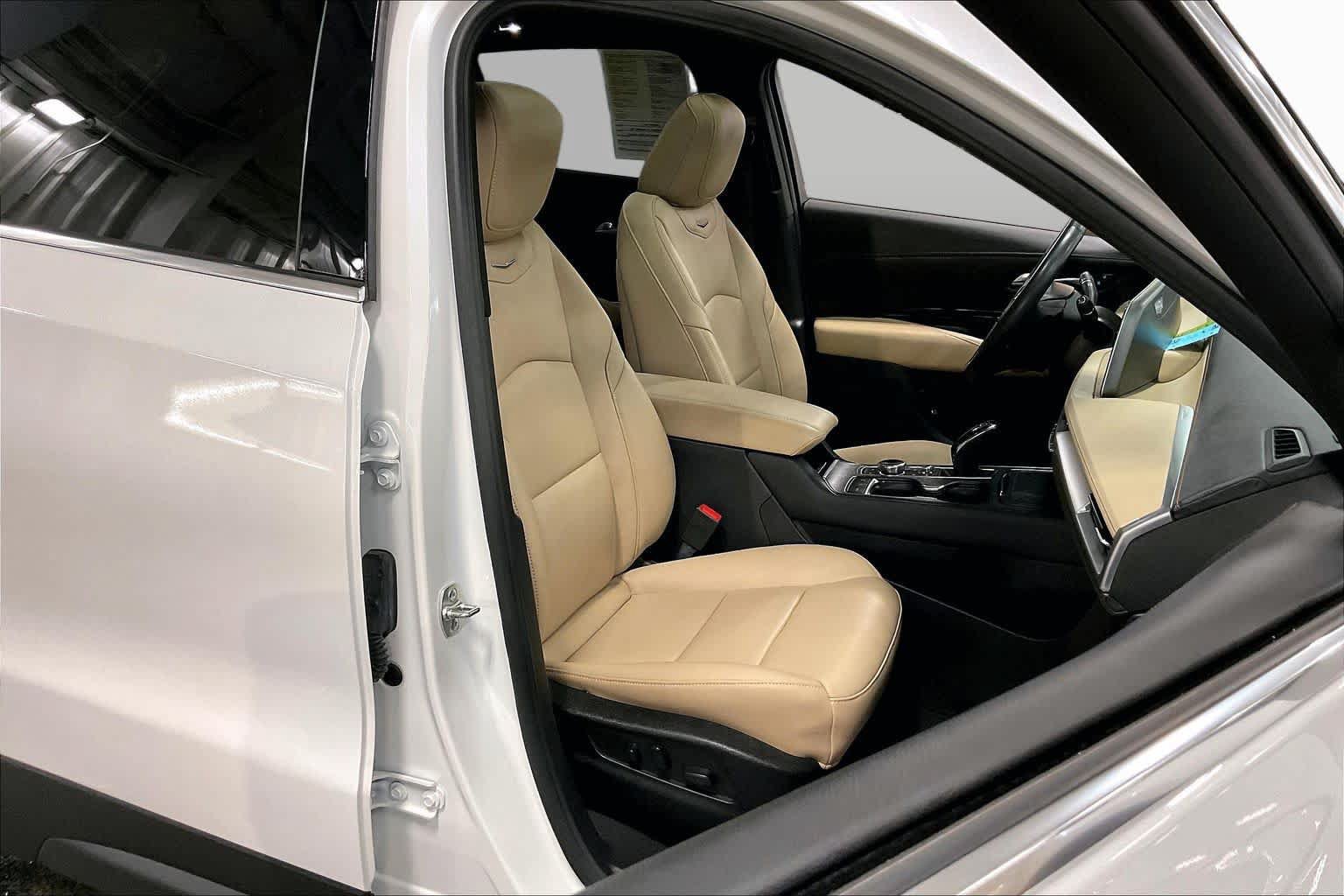 Used 2024 Cadillac XT4 Luxury w/ Cold Weather Package AWD/4WD image 9