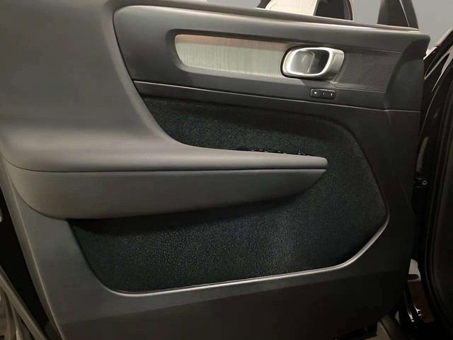 Used 2025 Volvo XC40 B5 Plus image 29