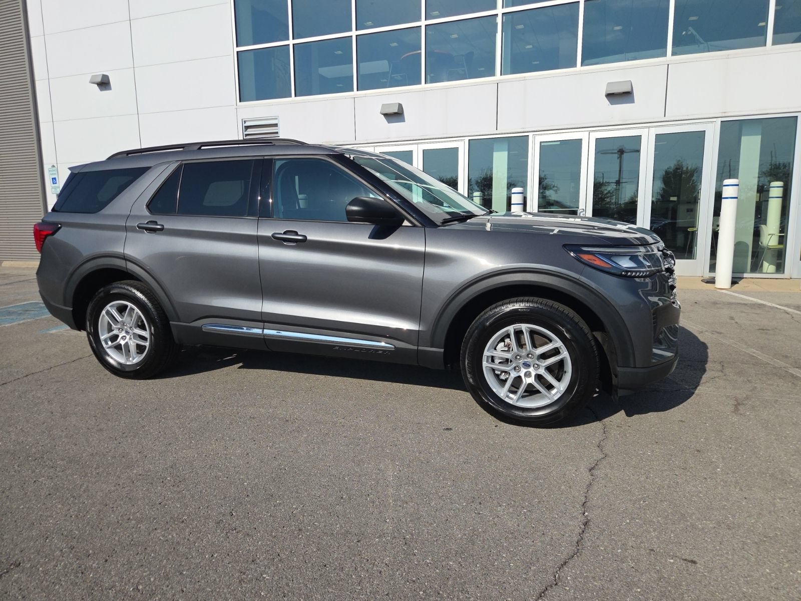 Used 2025 Ford Explorer Active AWD/4WD image 3