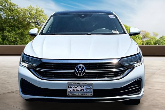 Used 2024 Volkswagen Jetta SE FWD image 2