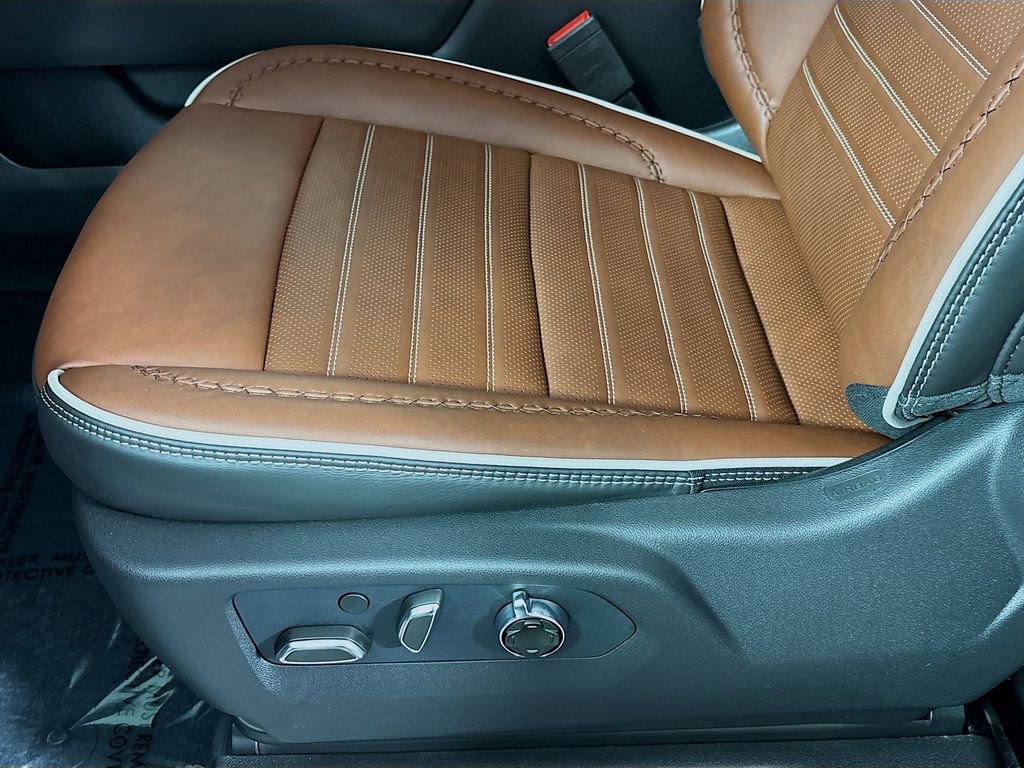 New 2026 GMC Sierra 3500 Denali Ultimate w/ LPO, Black Badging Package image 19