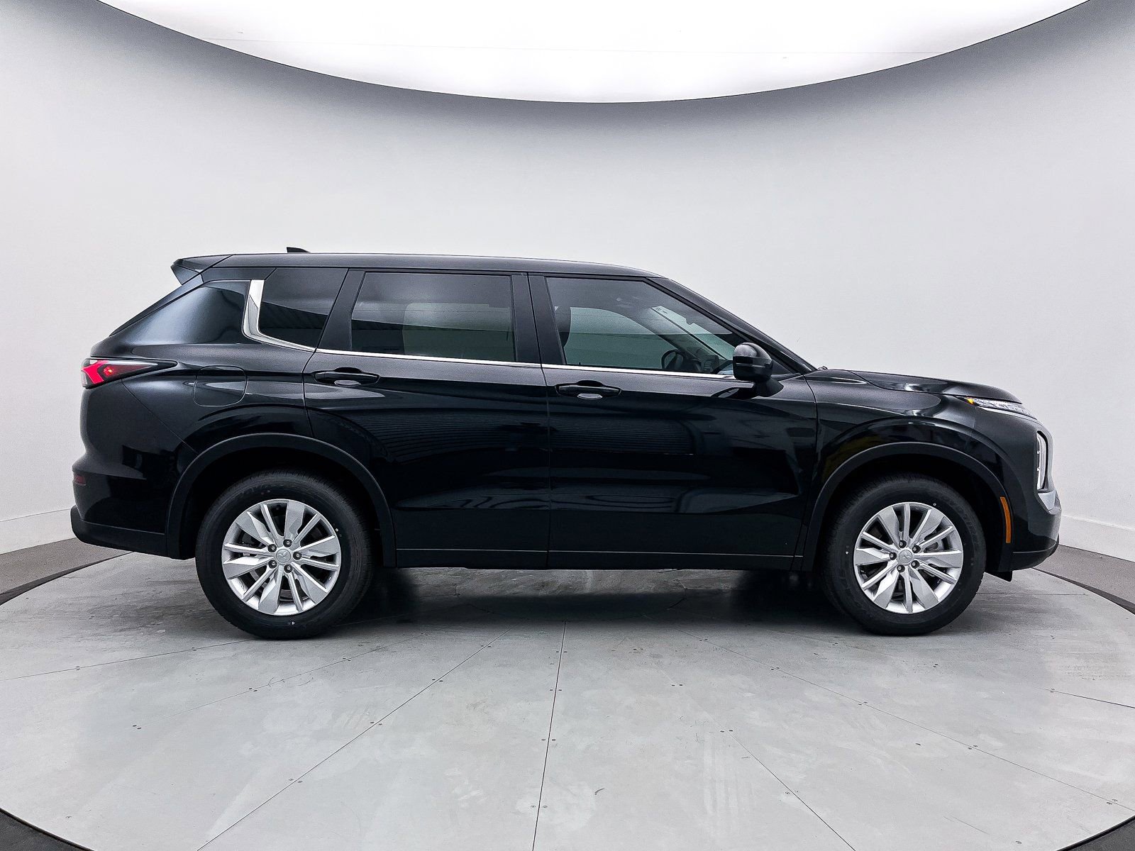 New 2025 Mitsubishi Outlander ES image 8