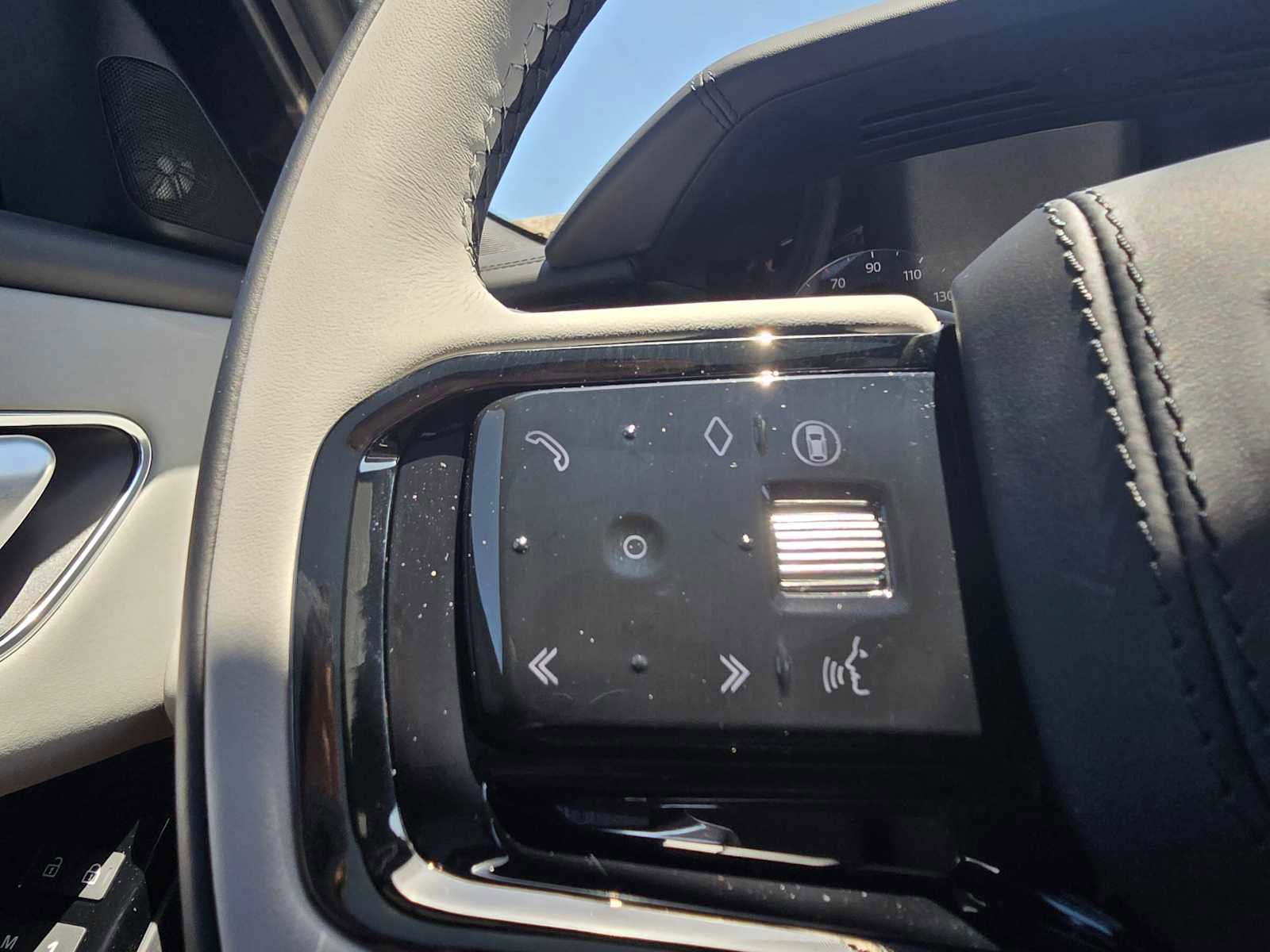 Certified 2026 Land Rover Range Rover Velar Dynamic SE image 31