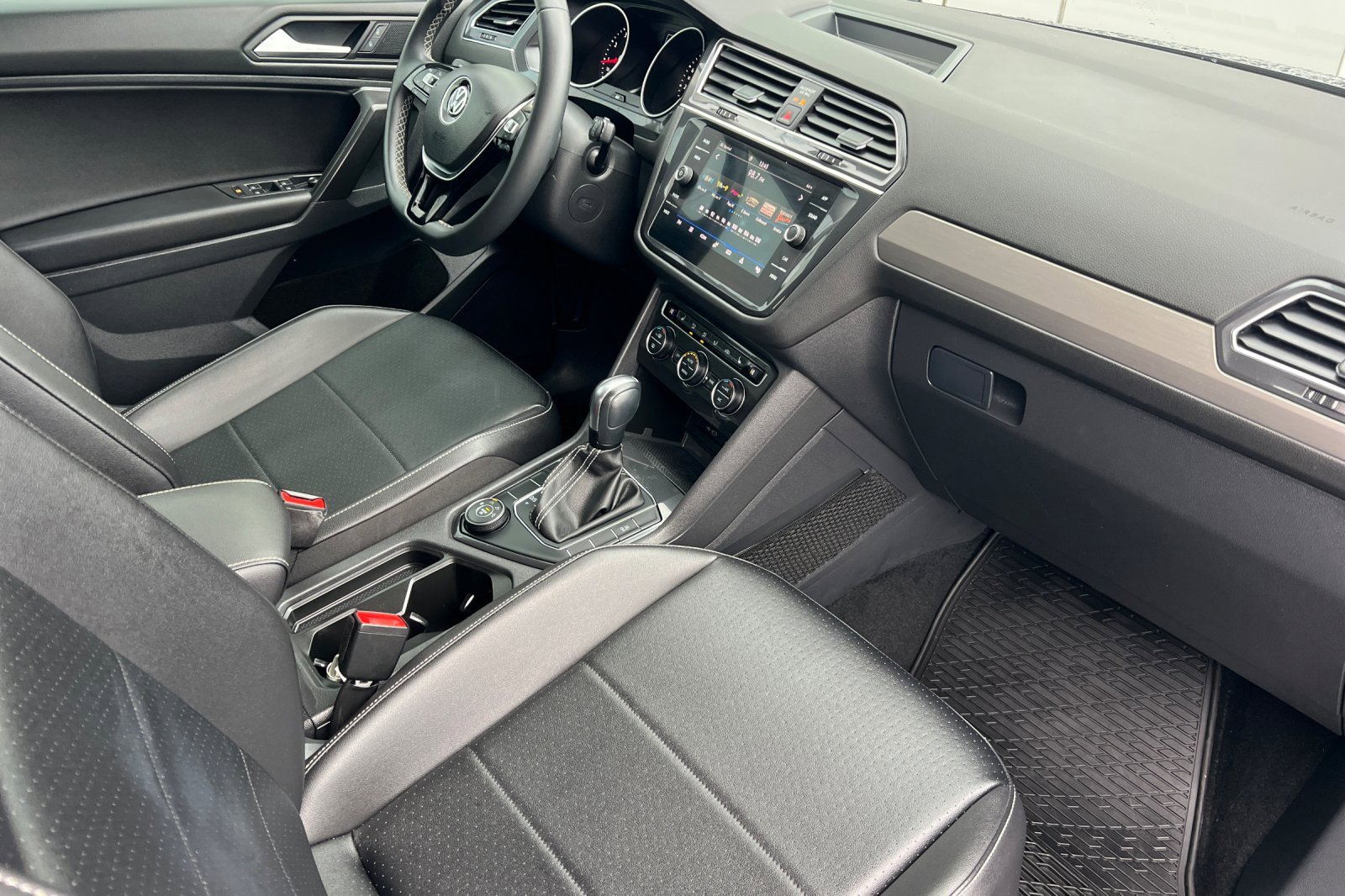 Used 2021 Volkswagen Tiguan SE image 13