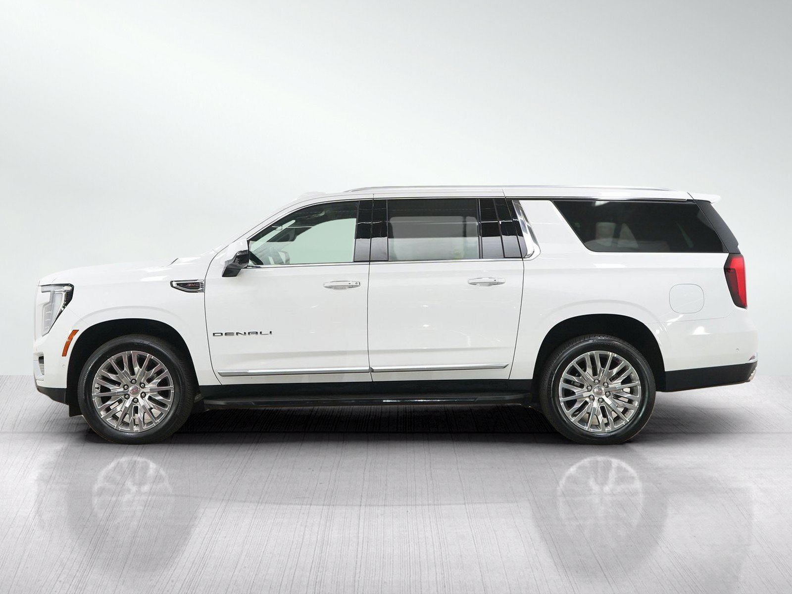 Used 2025 GMC Yukon XL Denali AWD/4WD image 2