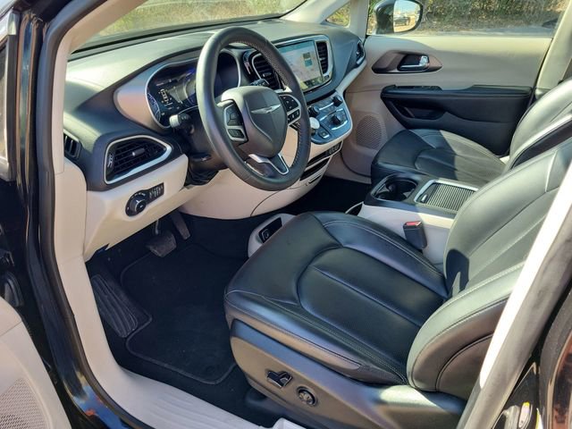 Used 2024 Chrysler Pacifica Touring-L image 13