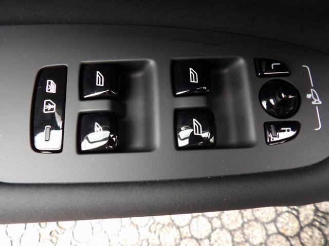 Certified 2025 Volvo XC90 B6 Plus image 11