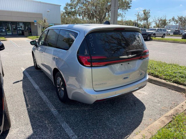 Used 2023 Chrysler Pacifica Touring-L FWD image 4