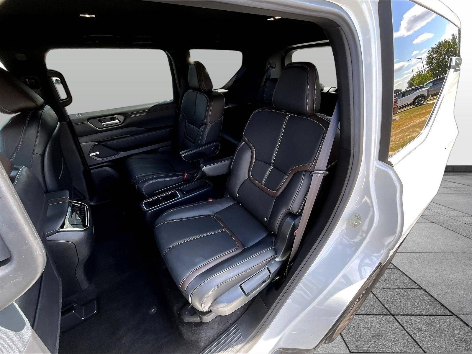 Certified 2025 Nissan Armada SL w/ Captain's Chari Seat Package AWD/4WD image 25