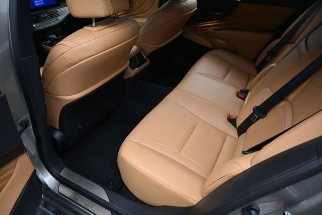 Used 2025 Lexus LS 500 w/ Accessory Package (Z1) RWD image 14
