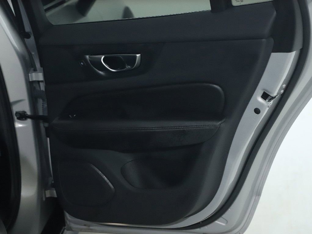 Used 2025 Volvo V60 B5 Cross Country Plus image 33
