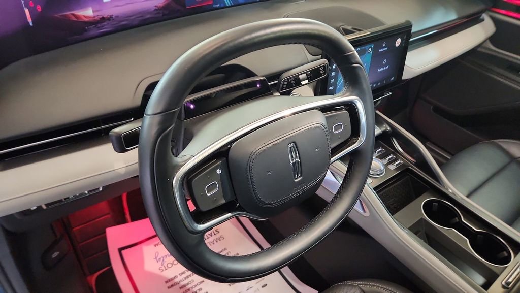 Used 2025 Lincoln Nautilus Premier image 18